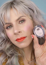 Load image into Gallery viewer, AOA Velour Mousse Highlighter - Toxic
